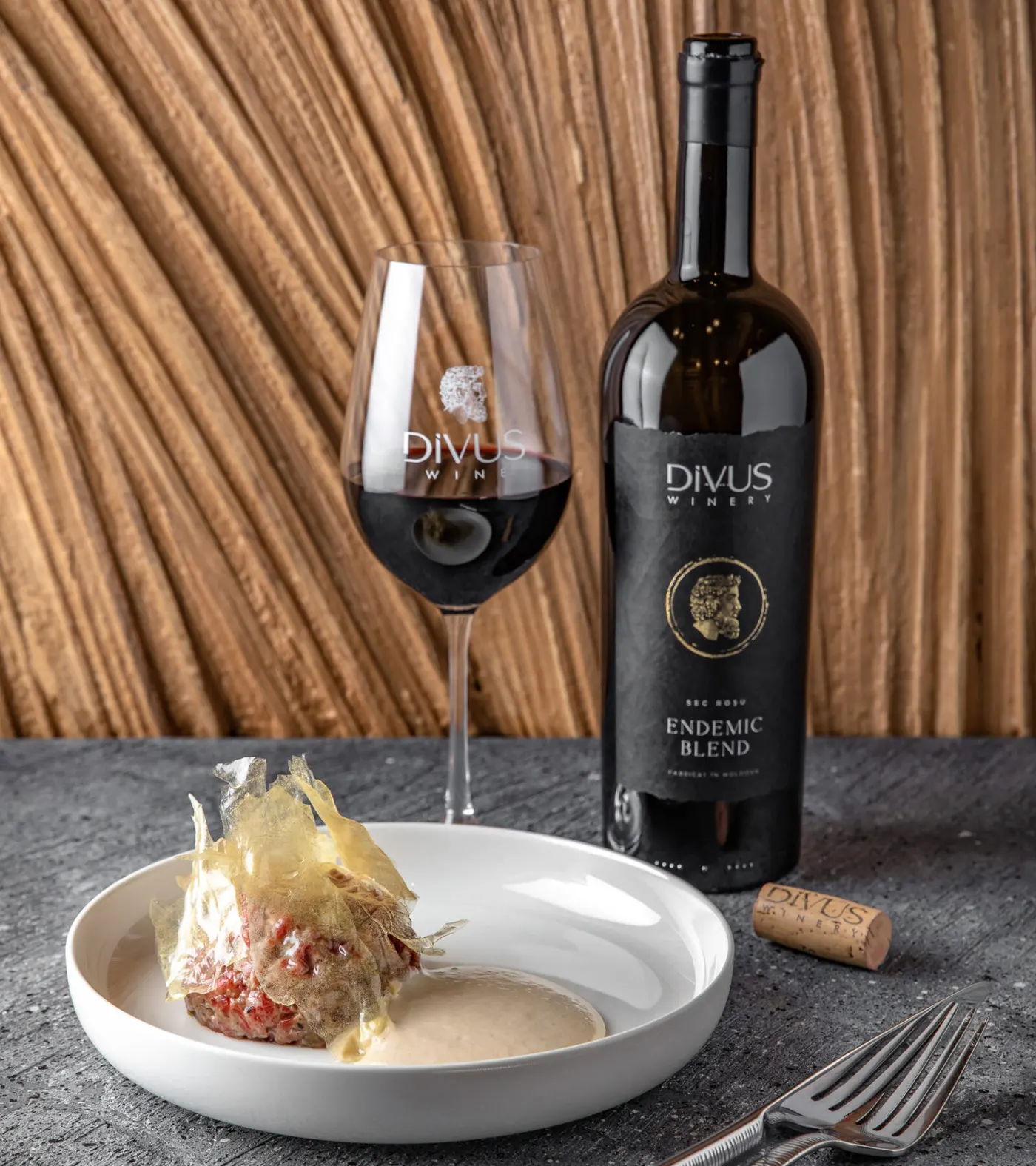 DIVUS Endemic Blend și un pahar pe masa Restaurantului Divus